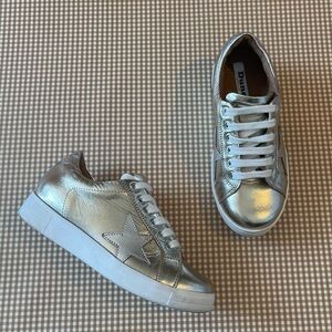 Dune London Edris Leather metallic Star sneakers.
Size 36